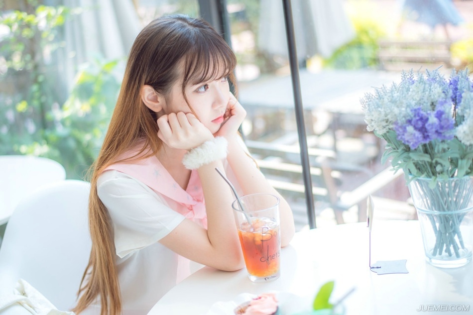 “大耳贼背信弃义！”夏侯惇得知消息之后，不禁怒骂起来，他们在虎牢关舍生忘死，刘备在那边不愠不火的打了半年，然后就这么拍拍屁股走人，让他们一家独自去面对关中的压力。